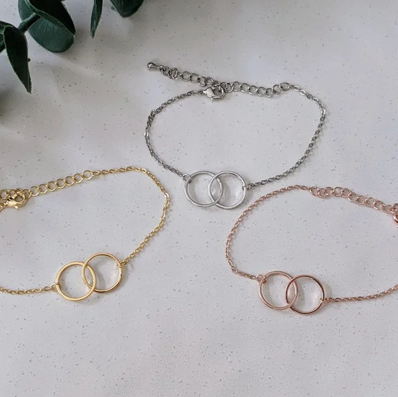 Interlocking Ring Bracelet - Picture 2 of 5